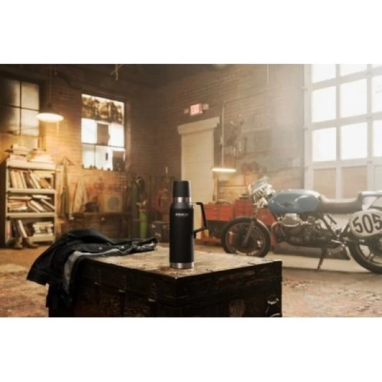 Stanley Master Vacuum Bottle 1.3L Foundry Black 2 Stanley Master Vacuum Bottle 1.3L Foundry Black - Image 2