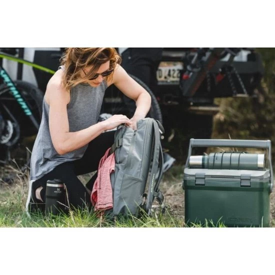 Stanley The Easy Carry Outdoor Cooler 15.1L Green 4 Stanley The Easy Carry Outdoor Cooler 15.1L Green - Image 4